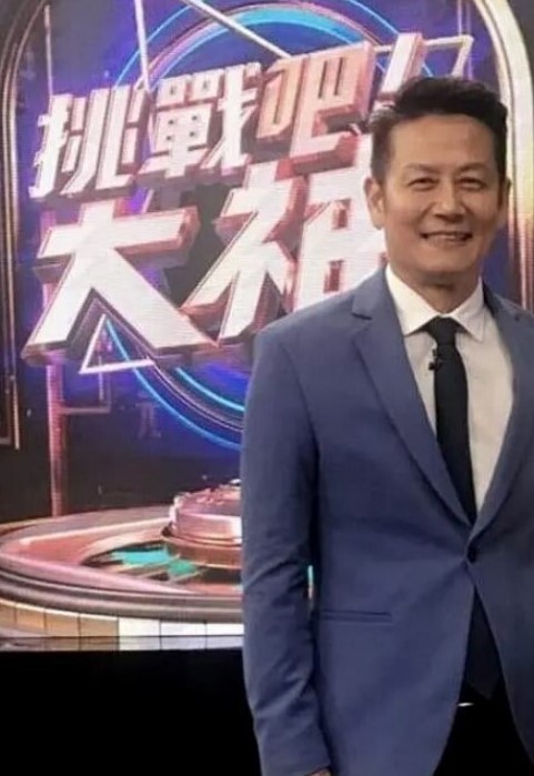 一群男女多人群P淫乱大战名场面大屌埋头深喉轮流骑上来操旁边妹妹观众扛起双腿狠干 - 91吃瓜海报